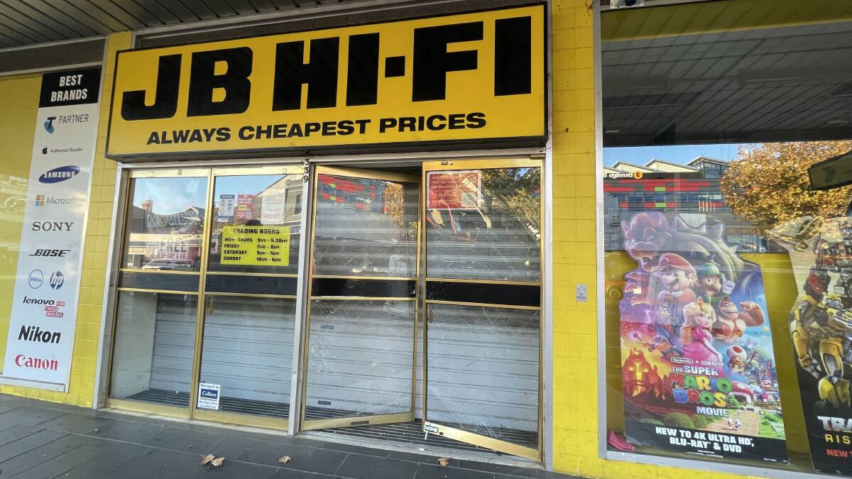 JB Hi-Fi Bendigo's front doors have been smashed. Picture by Jonathon Magrath