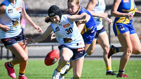Bendigo Pioneer Issy Boulton in action during her sides rousing seven point victory over the Western Jets on Sunday. Picture by Darren Howe
