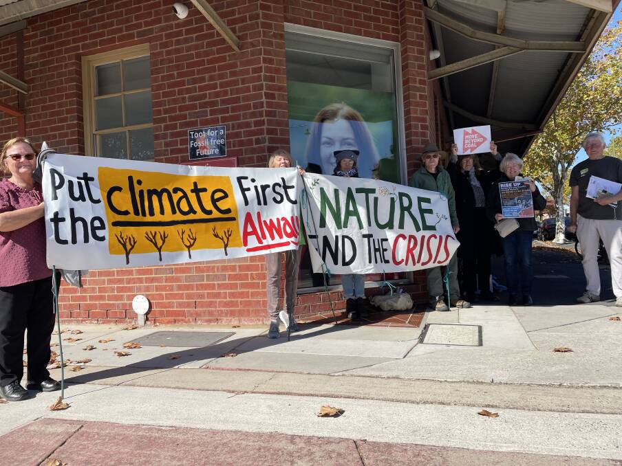 Pam McFarlane, Suzanne Houlden, Margie Whittle, Malcolm Robins, Chris Hooper, Deb Bartels and Ian Mccaw protest climate action at Lisa Chesters' Bendigo office. Picture by Gabriel Rule