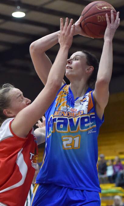 HOT HAND: Elyse Penaluna starred in the Bendigo Lady Braves victories against Hobart Chargers and Launceston Tornadoes. Picture: BILL CONROY