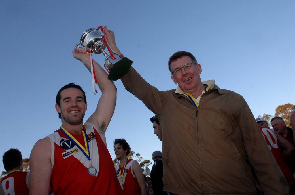 Captain Andy Grant and coach Tony Southcombe hold aloft the HDFNL 2007 senior premiership cup.