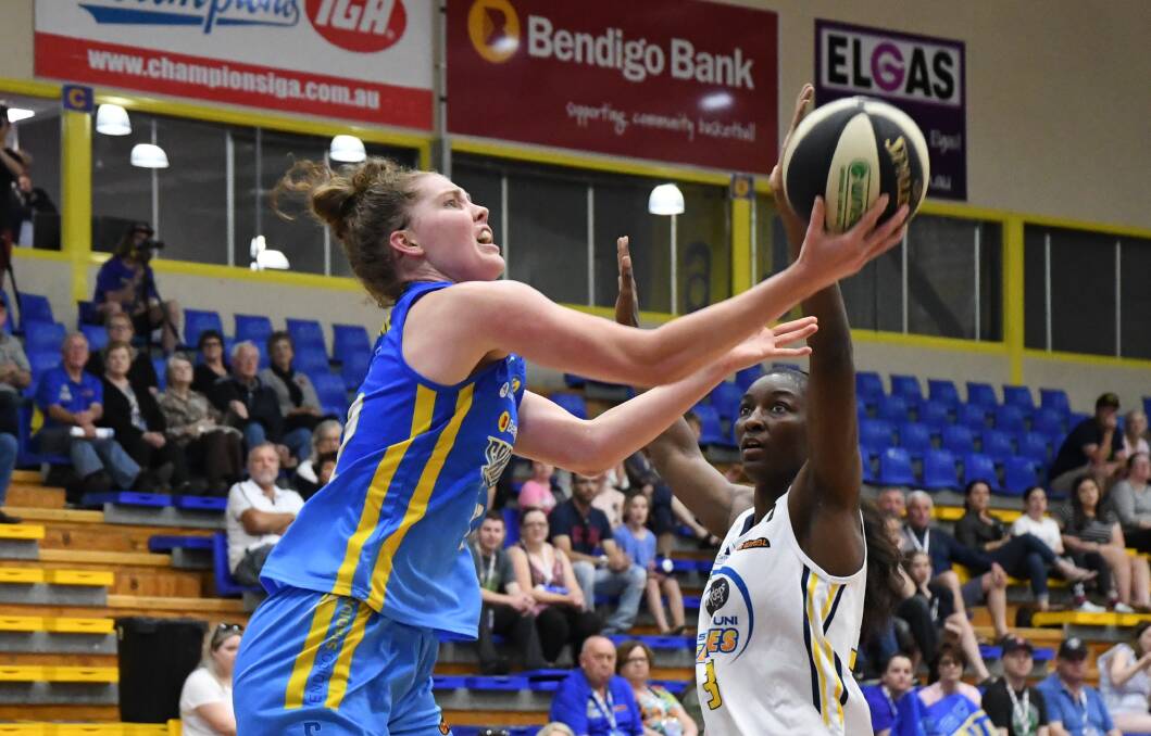 Nadeen Payne scores two of her 14 points on Thursday night. Picture: LUKE WEST