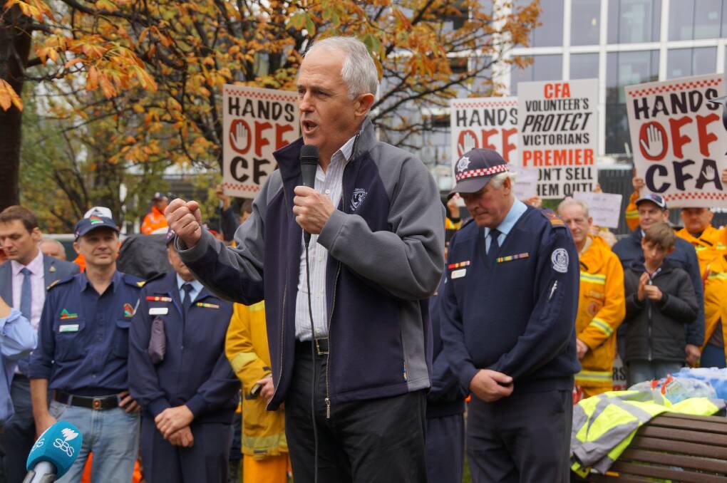 Malcolm Turnbull has pledged to stand by volunteer firefighters at a rally in Melbourne on Sunday.