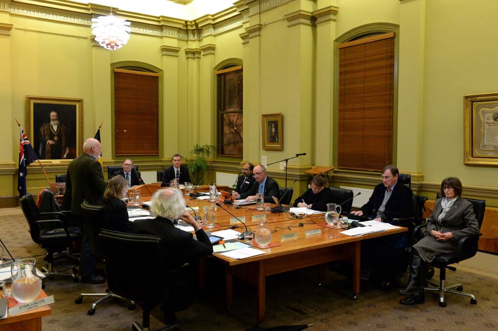 The previous City of Greater Bendigo council was paid at the top of its permitted annual wage bracket - $28,907 per person and $92,333 for the mayor. 