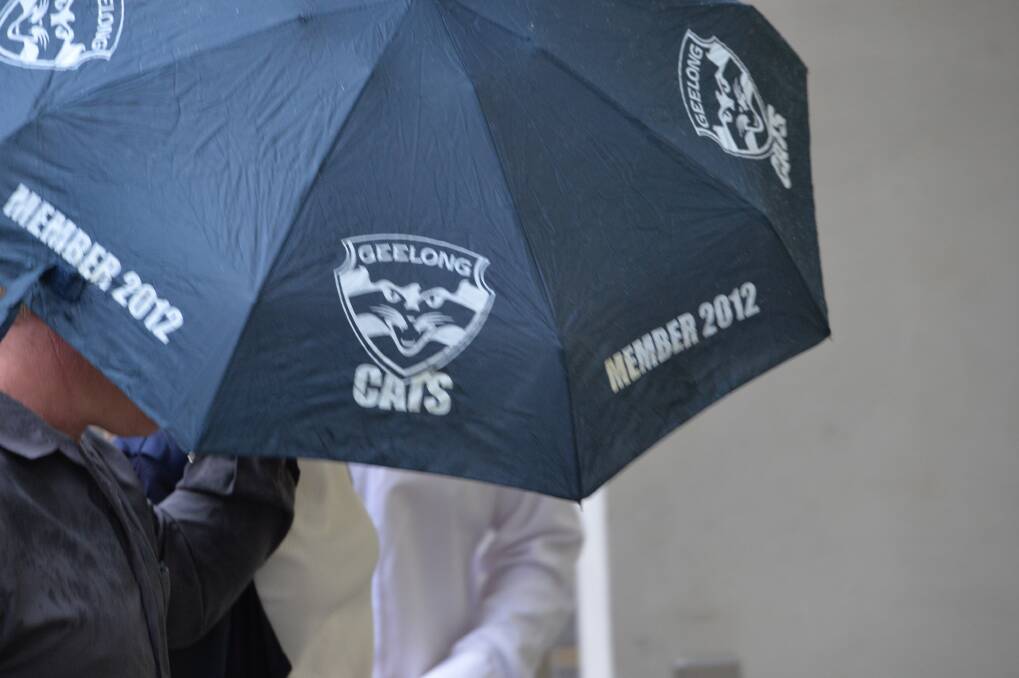 Taylah Hocking of North Bendigo arrives at the Bendigo Magistrates Court on Friday, surrounded by umbrellas.