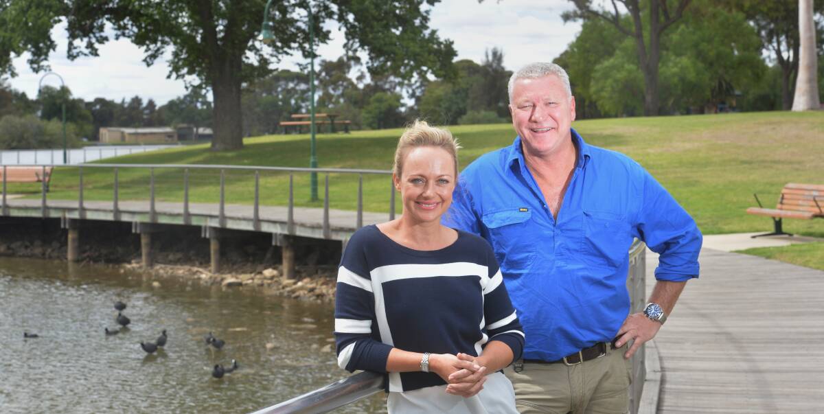 VISIT: Shelley Craft and Scott Cam were in Bendigo on Wednesday to take a look at the progress contestants had made on their Bendigo renovation. Picture: DARREN HOWE