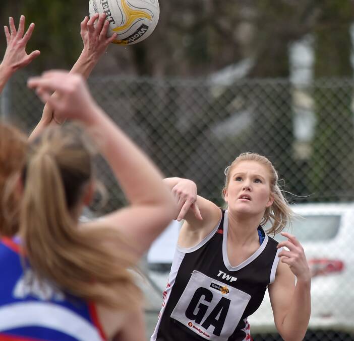 BOMBS AWAY: Jordy Holman sends a pass in-board to teammate Ange Slattery during Sunday's HDFNL semi-final encounter against White Hills. Picture: NONI HYETT