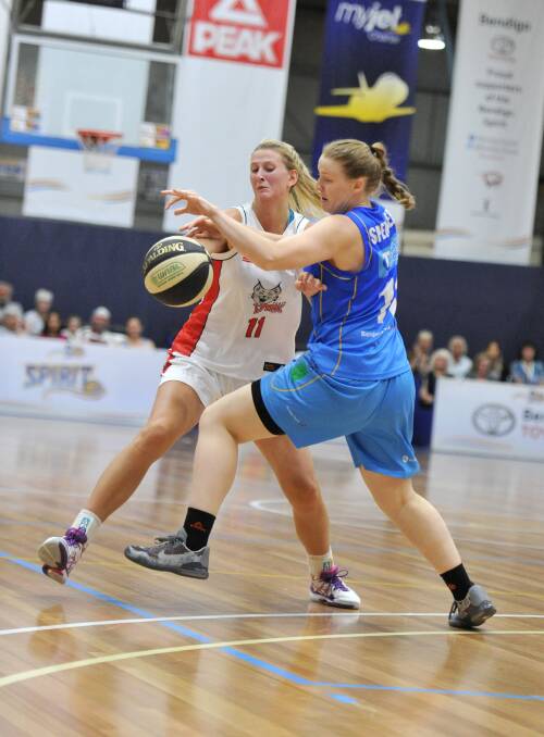 Ashleigh Spencer grapples for possession of the ball against Perth's Carley Mijovic. Picture: NONI HYETT