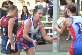 Gisborne's Tiana Newman feeds the ball into Torie Skrijel during the Bulldogs' 42-38 round two victory over Sandhurst at the QEO on Saturday. Picture by Adam Bourke