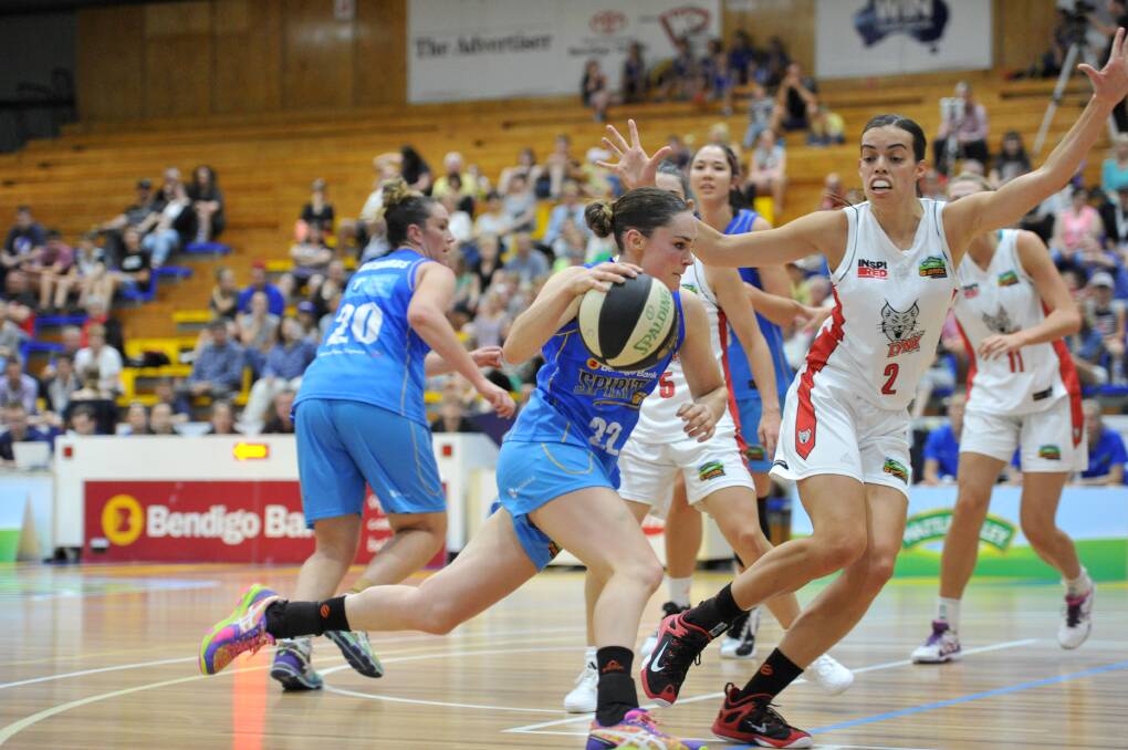 Kelly Wilson takes on the Perth Lynx's Louella Tomlinson. Picture: NONI HYETT