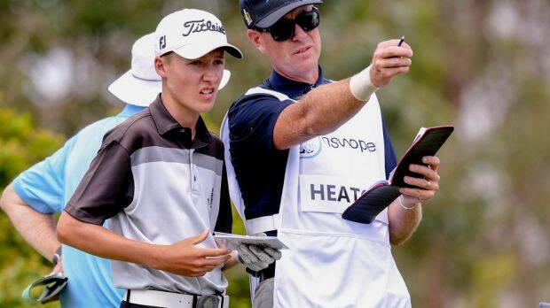 Thomas Heaton consults with his caddy. Photo: AAP
