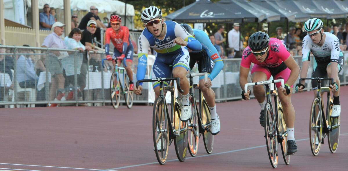 SIZZLING: Sam Welsford storms home to win the Golden Mile Wheelrace. Picture: NONI HYETT