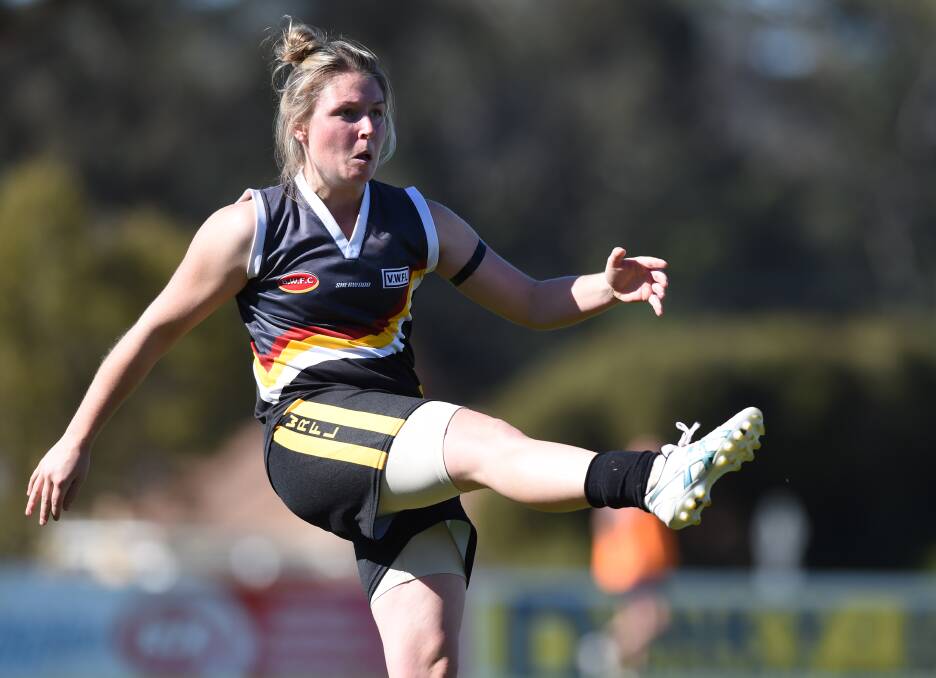 Leah French in action for the Bendigo Thunder.