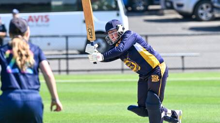 Kate Shallard goes on the attack for Bendigo in the T20 clash against Ballarat at the QEO. Picture by Darren Howe