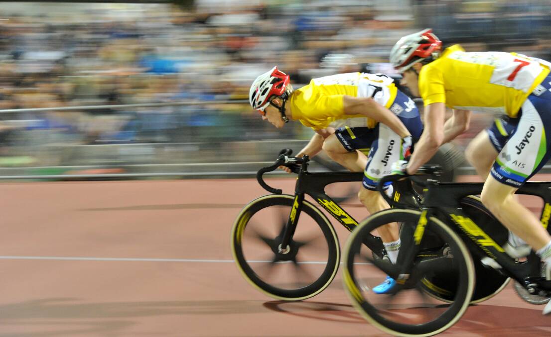 YELLOW JERSEY: Rohan Wight and Alex Porter on their way to Bendigo Madison glory. Picture: NONI HYETT