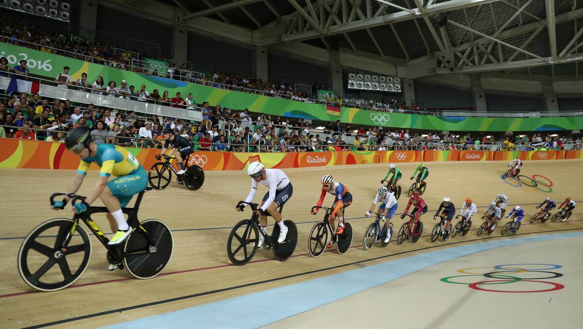 Glenn O'Shea leads the field during the scratch race in the omnium. Picture: GETTY IMAGES