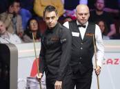 Ronnie O'Sullivan (left) and Stuart Bingham size up the table in their clash in Sheffield. (AP PHOTO)