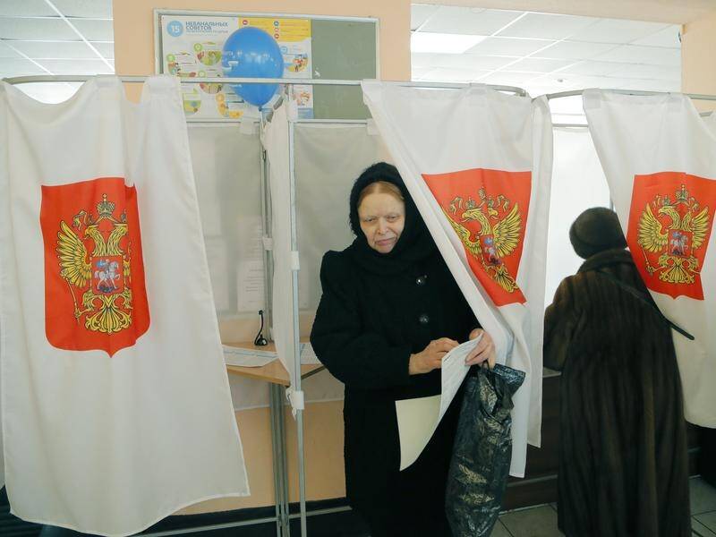 Russians have voted in the presidential election to give Vladimir Putin a second consecutive term.
