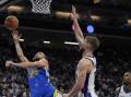 Golden State Warriors guard Stephen Curry (l) has been named as the NBA's best clutch player. (AP PHOTO)