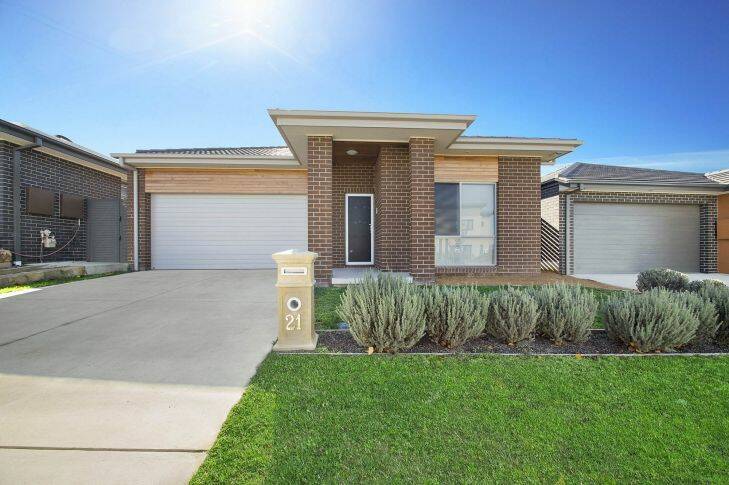 Canberra Casey ACT
Sold for: $550,000-$600,000*
Rent: $500-$525 per week
Lease: 12+3 years
Constructed: 2013
Three bedroom, two bathroom house with double garage in Casey, Canberra. 19km from the Canberra CBD.
* This price is for a house built by DHA with a long-term leaseback in place. The development also has regular lots sold that aren't for DHA personnel and don't have the long-term leaseback in place.