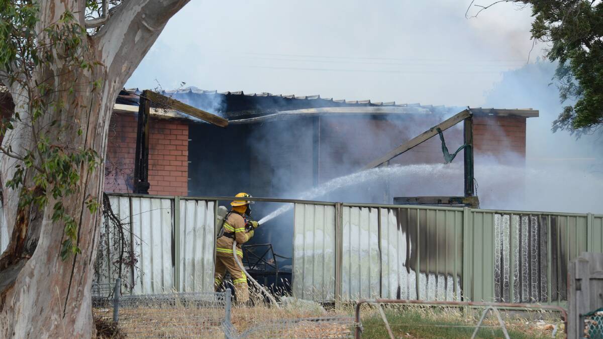 The Bendigo CFA and Police attend a house fire in Houlahan st Flora Hill.

Picture: JIM ALDERSEY
201213