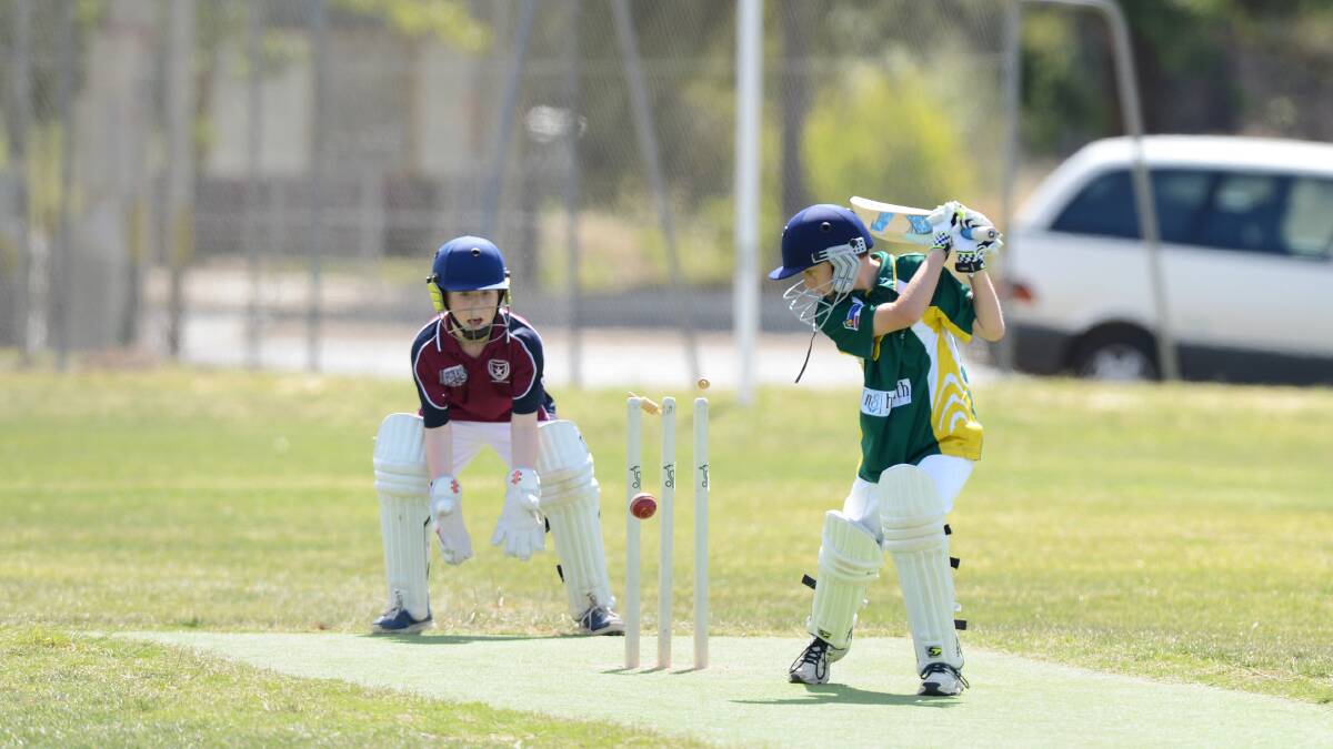 Lachlan Harrison bats for Kangaroo Flat, Charlie Garlick keeps for Sandhurst in the U11A cricket match at the Long Gully oval.

Picture: JIM ALDERSEY
141312