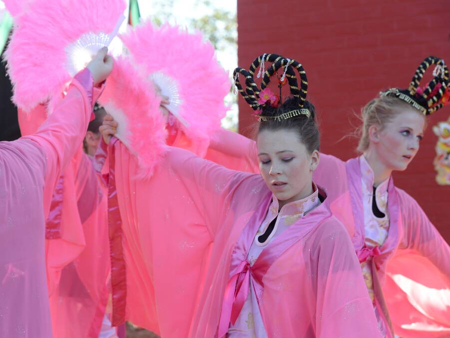 Bendigo Chinese Association Plum Blossom dancers perform- Madeline Betts
