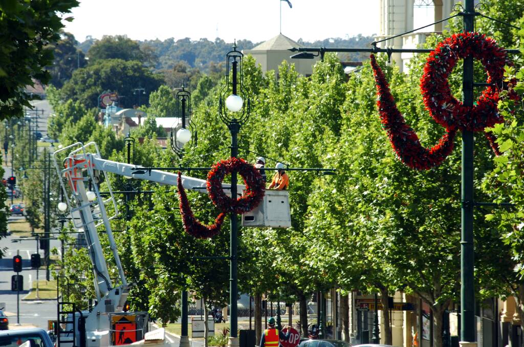 Christmas Decorations go up in View St Bendigo.
pic by Andrew Perryman on Wed 30th Nov 2005.