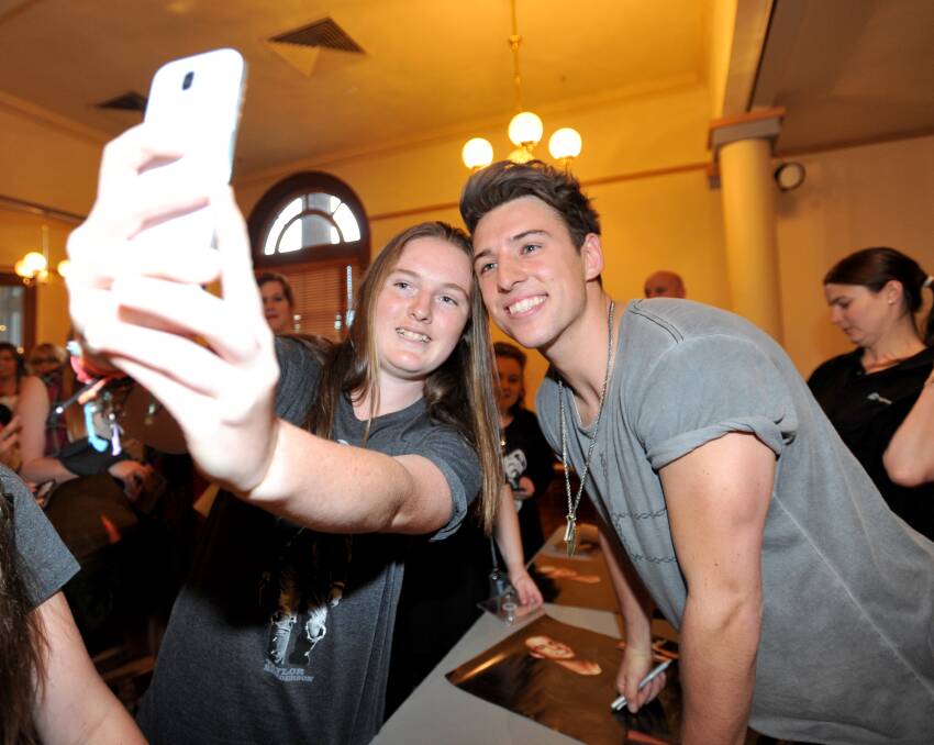 Paula Nesbil takes a selfie with Taylor Henderson. 