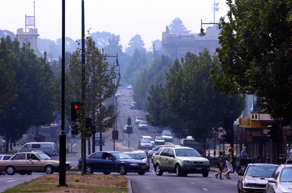 Smoke from victorian fires in Bendigo Streets.
pic by Andrew Perryman on Mon 23rd Jan 2005.