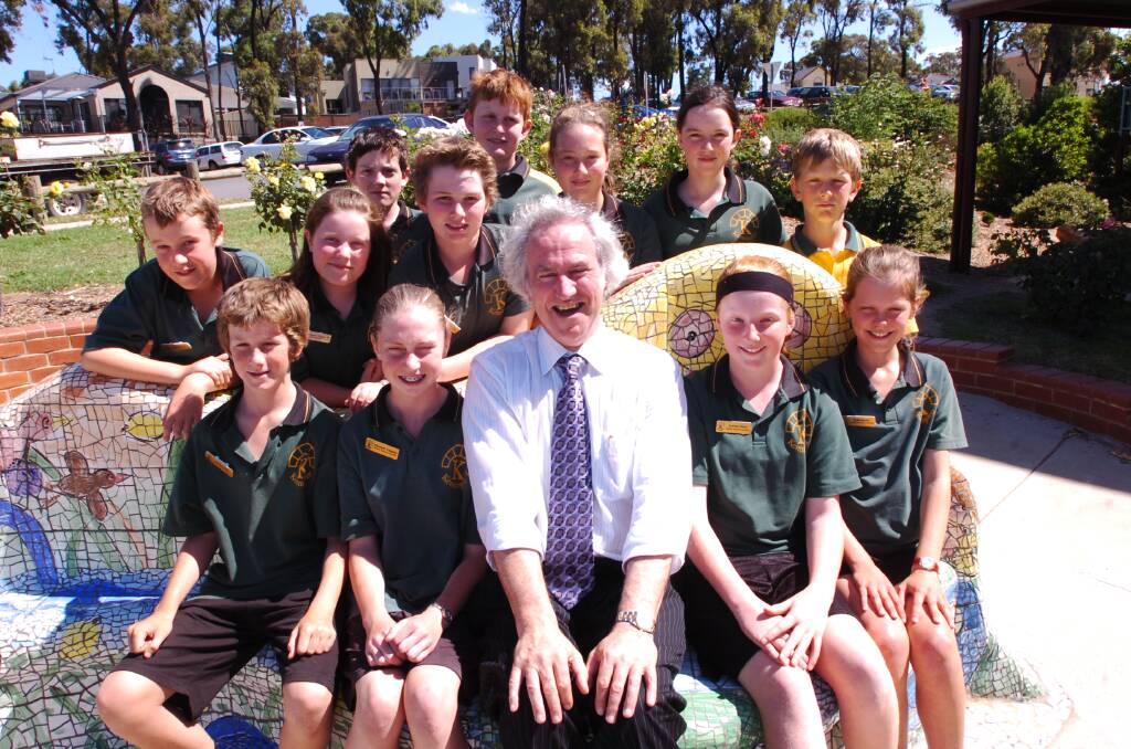 Mayor Rod Fyffe with members of the Kennington P/S student school council. Picture ; PETER HYETT.