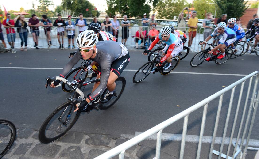 Action from last year's Andy's Earthmovers criterium at the Bendigo International  Madison carnival. 