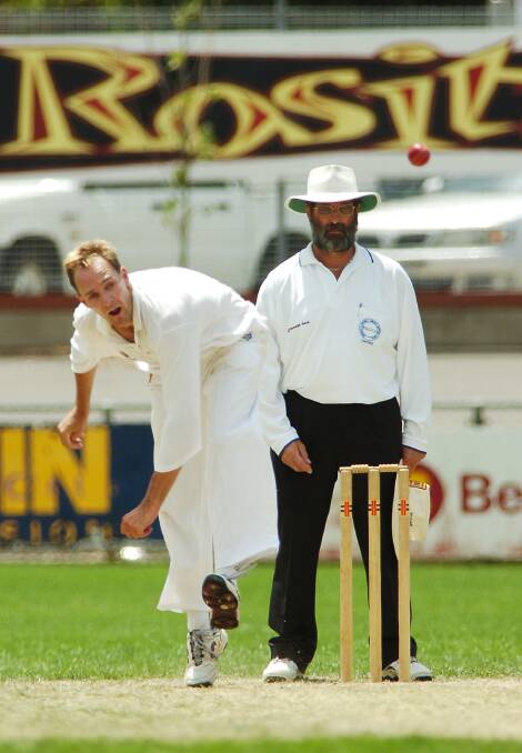 Rod Peters bowls for Murray Valley at the QEO in 2007. 