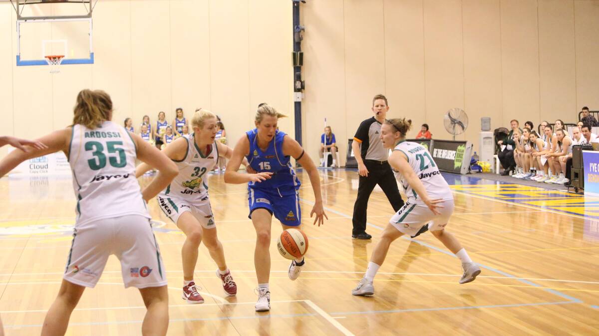 GREAT GAME: Sara Blicavs takes on the Dandenong Rangers defence. Picture: LIZ FLEMING