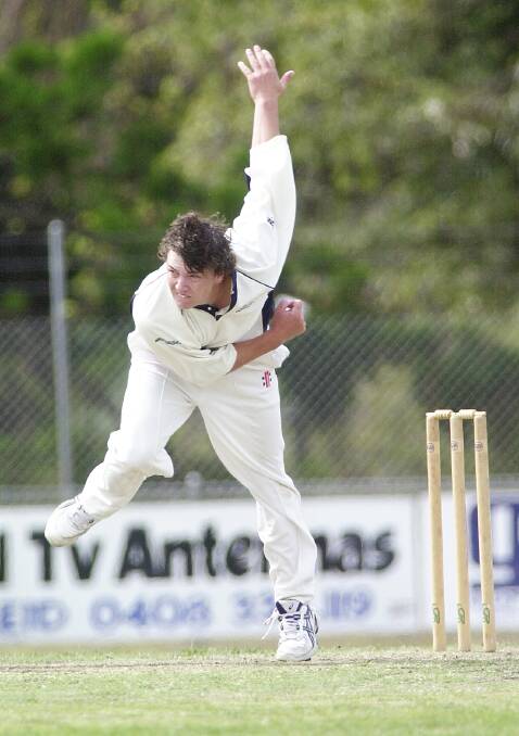 Kyabram's Matt Dawson bowls in the clash with Murray Valley at the 2005 Bendigo Country Cricket Week carnival. 