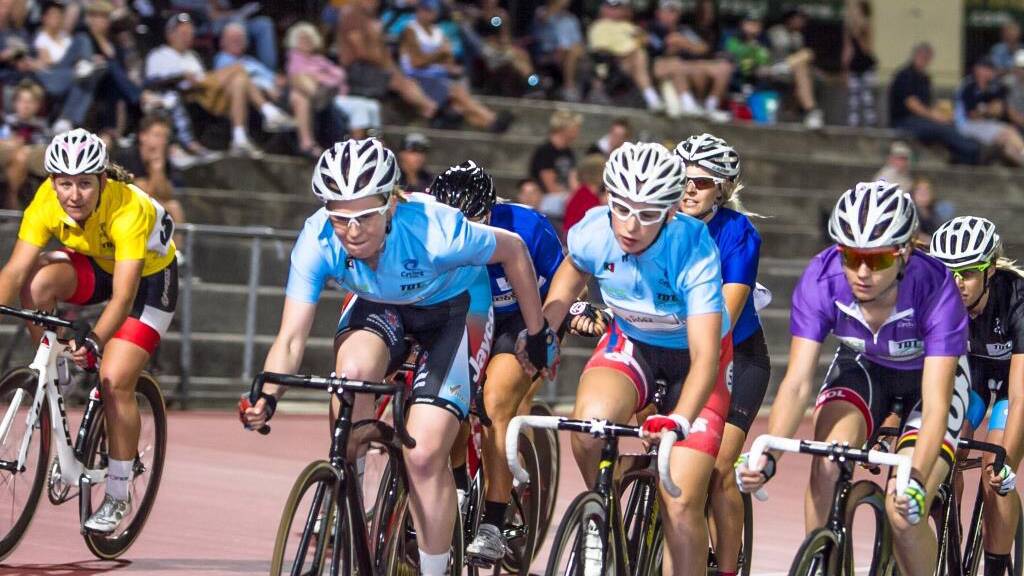 Jess Mundy slings Bella King in the R.A.C.E. and TDT Training women's madison at the Bendigo International Madison carnival. Picture: dionjelbartphotography