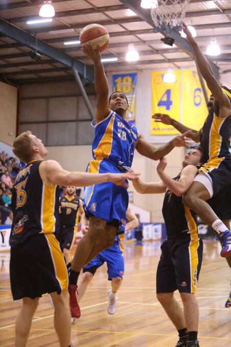 GREAT GAME: Dustin Salisbery adds two points in the Bendigo Braves win against Knox Raiders. Picture: PETER WEAVING 