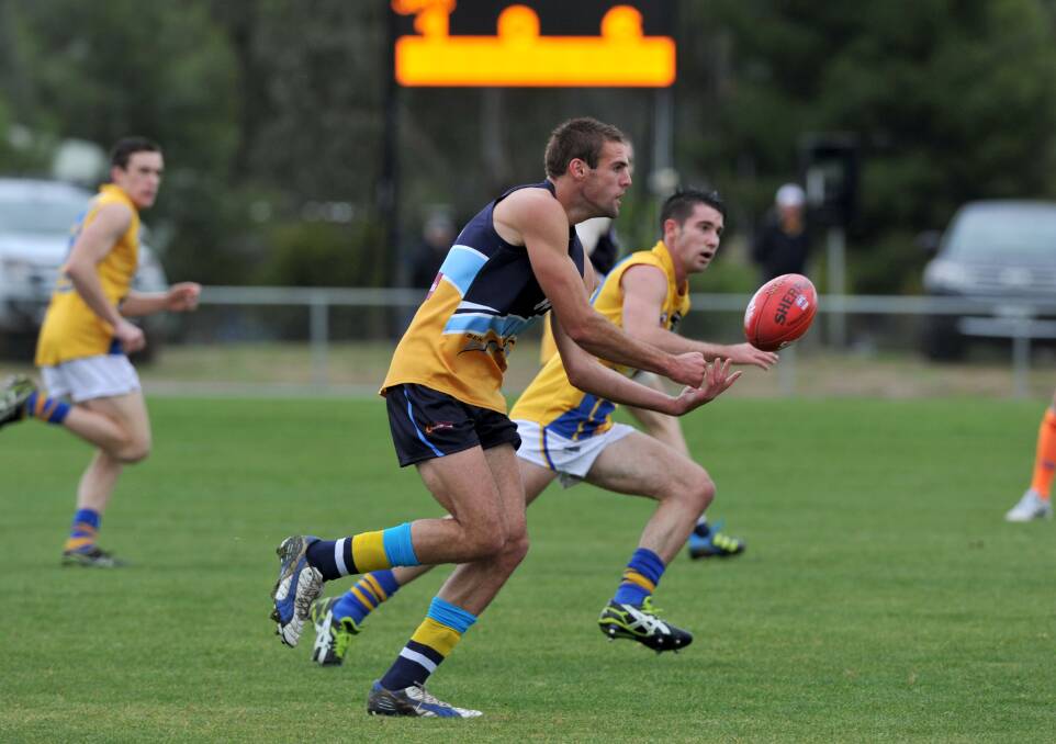 ATTACK: Jordan Mangan handpasses in the Bendigo Pioneers clash with Western Jets at Epsom-Huntly Reserve. Picture: JODIE DONNELLAN