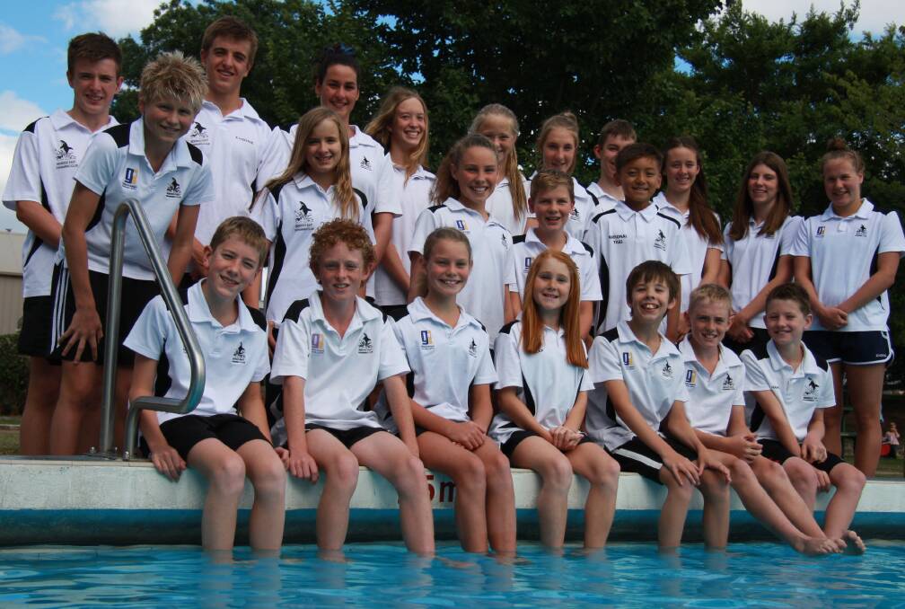 POOLSIDE: Bendigo East's squad to compete at the Age titles. Picture: SUPPLIED