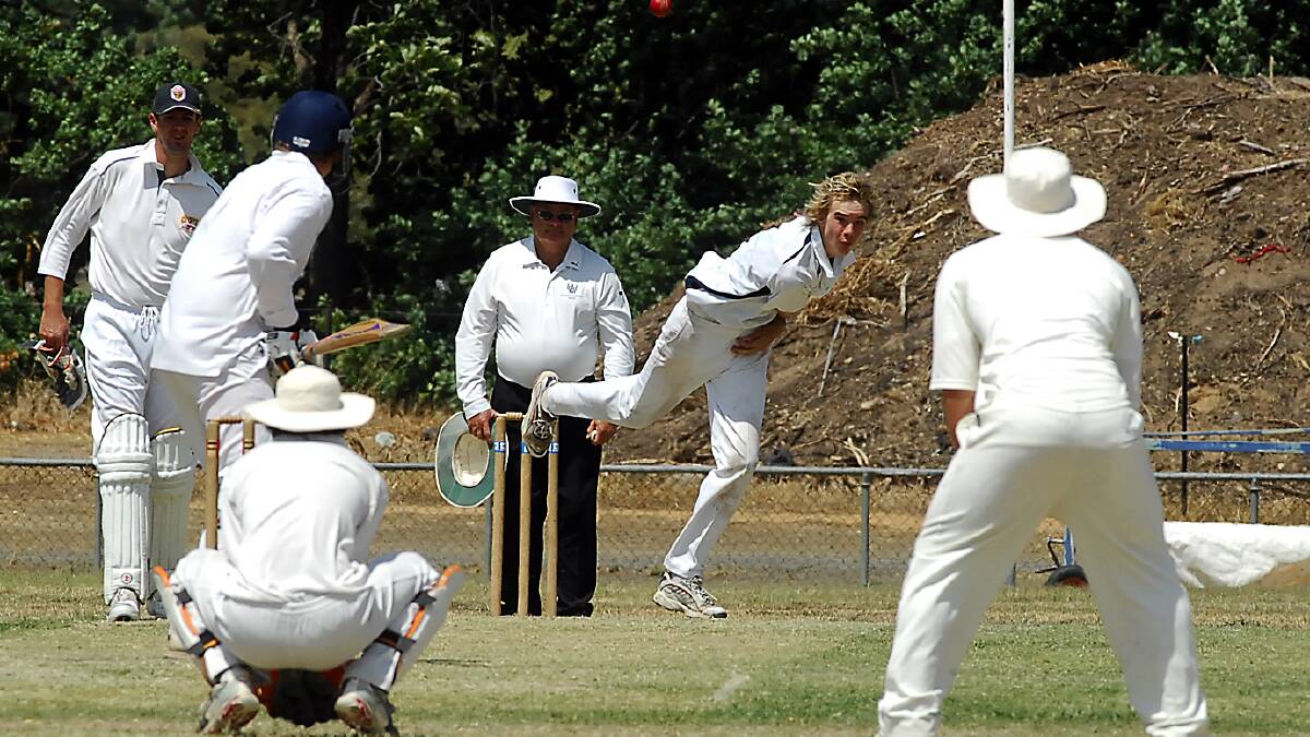 Cameron Forbes bowls for Bendigo Blue against Greenville at White Hills in 2007. 