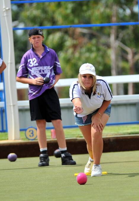 Stephanie Priest bowls for Bendigo Senior Secondary College in 2011. 