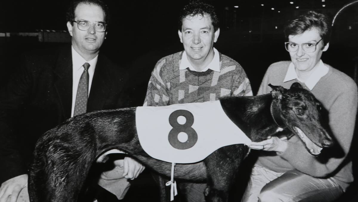 Bendigo Advertiser editor Mike Greenwood, trainer Len Keetelaar and owner Barbara Pryor with Head Honcho after a record-breaking run of 24.23 at Lord's in May, 1992. 