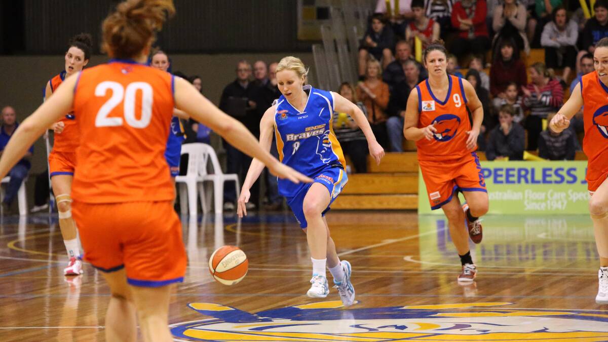 ATTACK: Bendigo Lady Braves forward Heather Oliver races down the Bendigo Stadium showcourt in last season's SEABL conference grand final.  Picture: PETER WEAVING