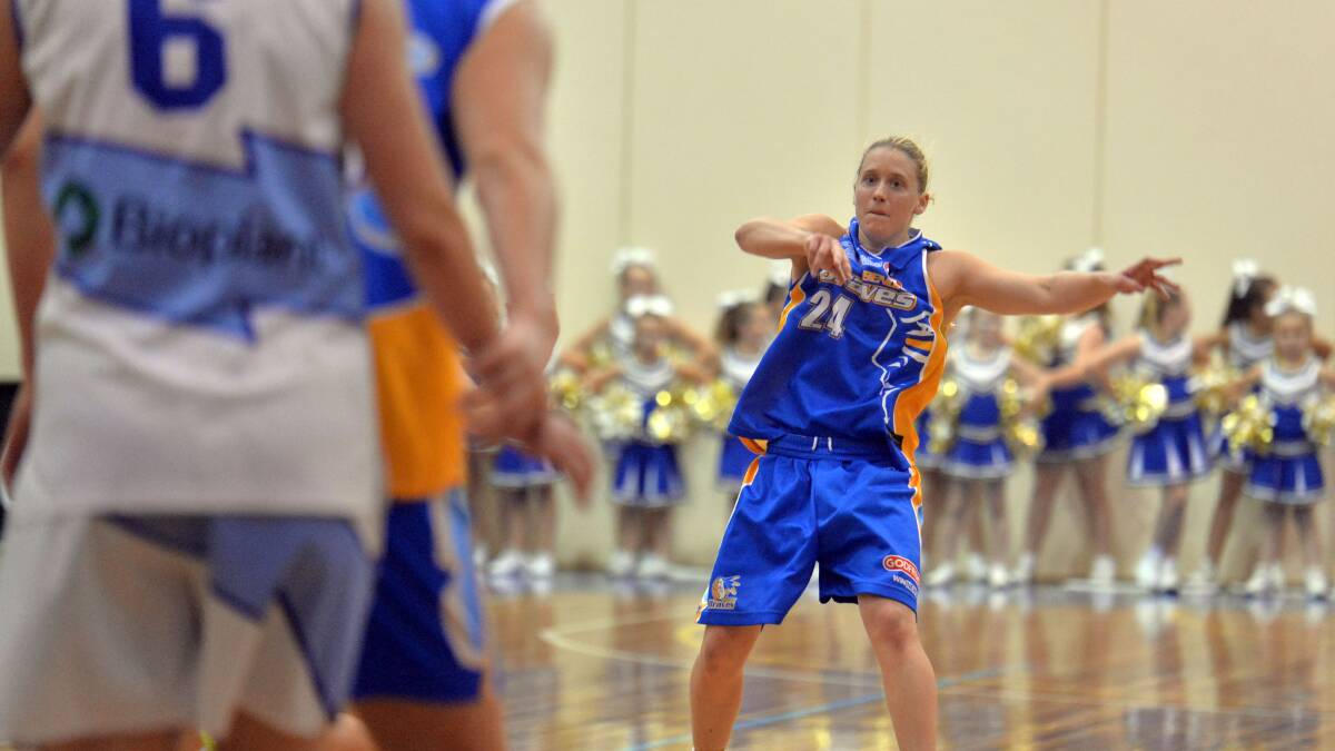 PASS: Jane Chalmers in action for Bendigo. Picture: BRENDAN McCARTHY