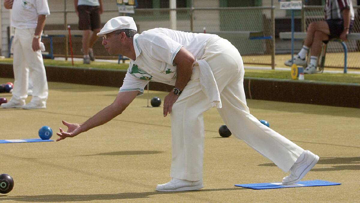 Kangaroo Flat's Ross Baxter bowls in the 2005 pennant season. 
