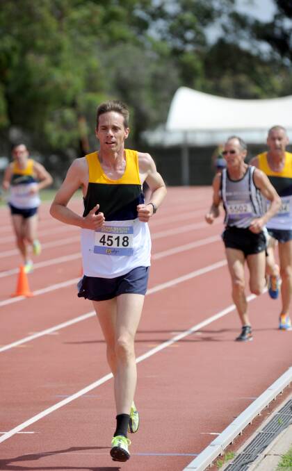 FINE STYLE: Bendigo University's David Heislers races the 5km.