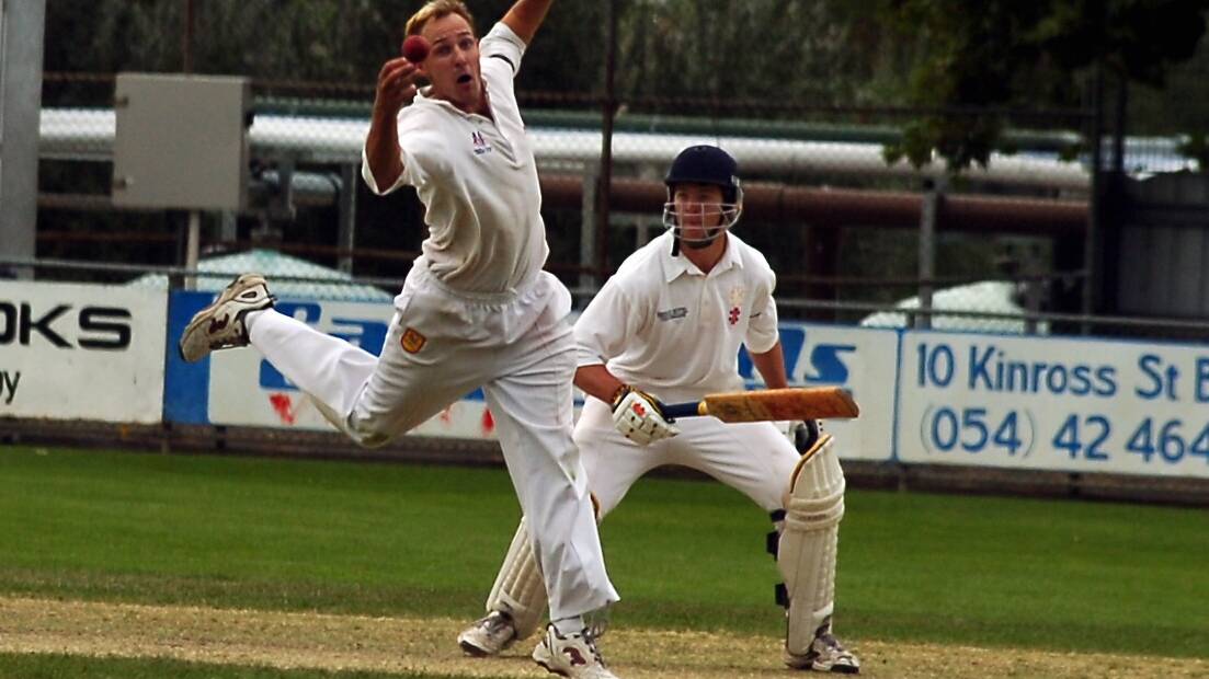 Murray Valley's Rod Peters fields brilliantly off his bowling in the division one grand final at the QEO in 2006. 