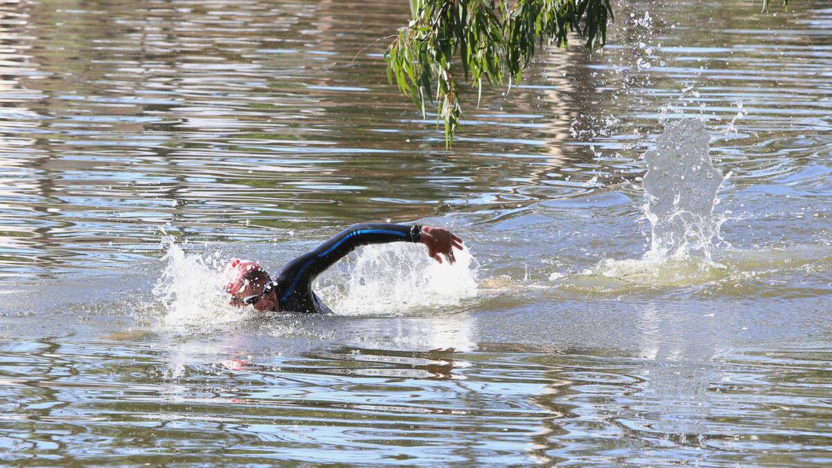 FREESTYLER: Fraser Walsh powers through the Loddon River at Bridgewater. Picture: PETER WEAVING 