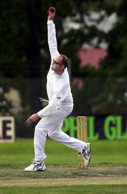 Chris Edwards bowls for Castlemaine against Campaspe at Eaglehawk in 2005. 