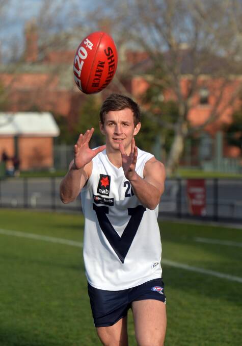 FOCUSED: Victoria Country under-18s representative and Bendigo Pioneers ruck-rover Billy Evans prepares to mark the footy. Picture: BRENDAN McCARTHY